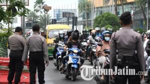 petugas-berjaga-di-pintu-masuk-surabaya-di-bundaran-waru-ilustrasi-ppkm-di-surabaya.jpg
