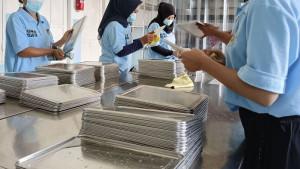 petugas-pencuci-ompreng-MBG-dibayar-Rp100-ribu-per-hari.jpg