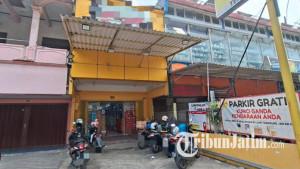 polisi-menyelidiki-pembobolan-brankas-di-toko-Jalan-Raya-Tenggilis-Surabaya.jpg