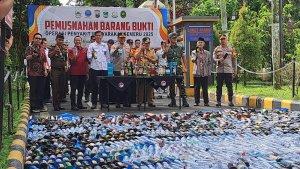polres-malang-musnahkan-botol-miras.jpg