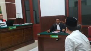 pria-di-surabaya-diadili-usai-tipu-teman-sendiri.jpg