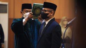 prof-akh-muzakki-grad-dip-sea-mag-mphil-phd-saat-dilantik-jadi-rektor-uinsa.jpg