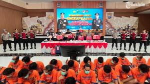 puluhan-tersangka-kasus-narkoba-dan-sejumlah-barang-bukti-yang-berhasil-diamankan.jpg
