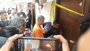 rekonstruksi-kasus-mutilasi-di-kos-lidah-wetan-surabaya.jpg