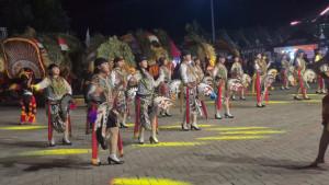 reog-obyok-disaksikan-oppa-oppa-korea-di-alun-alun-ponorogo.jpg