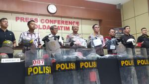 rilis-tersangka-perusakan-pos-polisi-di-Polda-Jatim.jpg