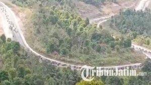rombongan-anggota-PSHT-mengular-di-Jalur-Lintas-Selatan-Tulungagung-Trenggalek.jpg