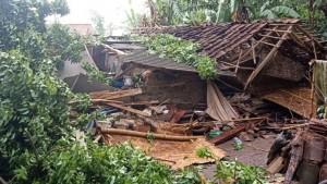 sejumlah-bangunan-di-bondowoso-rusak-akibat-diterjang-angin-puting-beliung.jpg