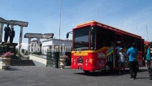 sejumlah-pengunjung-keluar-dari-bus-heritage-di-halaman-tugu-pahlawan-surabaya.jpg