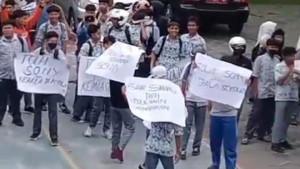 siswa-di-jember-demo-tolak-perpanjangan-kepsek.jpg