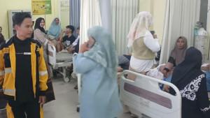siswi-SMKN-1-Tambakboyo-dirawat-usai-diduga-keracunan-MBG.jpg