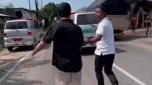 sopir-ambulans-Puskesmas-Parengan-Tuban-turun-viral-mobil-menghalangi-laju-ambulans-di-Tuban.jpg