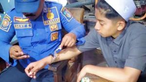 tangan-santri-di-jombang-terjebak-di-borgol.jpg