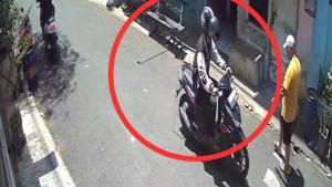 tangkapan-layar-video-CCTV-dua-maling-mencuri-motor-Honda-Beat-bernopol-L-3986-DAD.jpg
