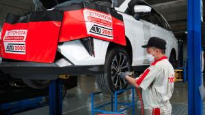 teknisi-Auto2000-cek-ban-di-bengkel-Auto2000-ilustrasi-servis-mobil-ilustrasi-bengkel.jpg