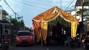 tenda-hajatan-menutup-jalan-umum.jpg