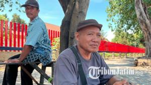 tukang-ojek-yang-mangkal-di-dekat-Jembatan-Semampir-Kota-Kediri-saat-ditemui-2025.jpg