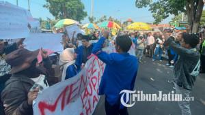 unjuk-rasa-di-depan-Kantor-pemkab-Tuban-pkl-protes-relokasi-di-pantai-boom-tuban.jpg