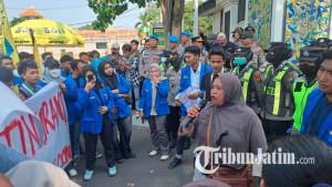 unjuk-rasa-di-depan-Kantor-pemkab-Tuban-pkl-protes-relokasi-di-pantai-boom.jpg