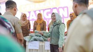 wali-Kota-Mojokerto-Ika-Puspitasari-atau-Ning-Ita-meninjau-langsung-kegiatan-Gerakan-Pangan-Murah.jpg