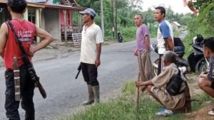 warga-Desa-Aur-Gading-mencari-keberadaan-anjing-gila-yang-membuat-resah.jpg