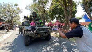 warga-berfoto-dengan-Alutsista-dari-Pusdik-Arhanud-pada-Festival-Tabebuya-2025.jpg