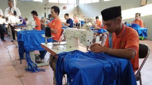 warga-binaan-Lapas-Kelas-IIB-Tulungagung-mengerjakan-pesanan-celemek.jpg