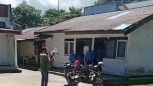 warga-demo-seorang-diri-ke-kantor-Perumda.jpg