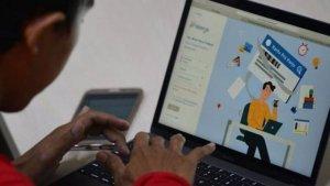 warga-mencari-informasi-tentang-pendaftaran-program-kartu-prakerja-di-jakarta.jpg