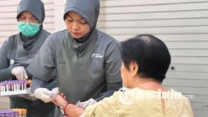 warga-mengikuti-pemeriksaan-kesehatan-gratis-di-SMA-St-Louis-1-Surabaya-dalam-Vincentian-Service-Day.jpg