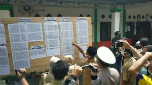 warga-saat-melihat-data-penerima-Bantuan-Sosial-Bansos-di-Kabupaten-Jombang.jpg