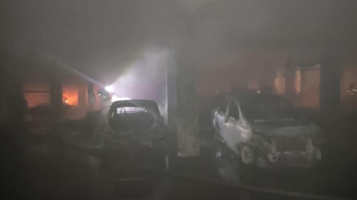10 Mobil Parkir Hangus Sisakan Rangka dalam Kebakaran Pasar Comboran Kota Malang