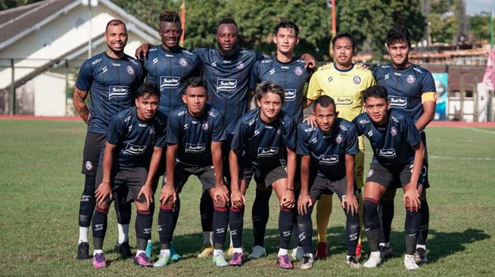11-pemain-Arema-FC-mengenakan-jersey-pra-musim-saat-menjalani-pemusatan-latihan-di-Yogyakarta.jpg