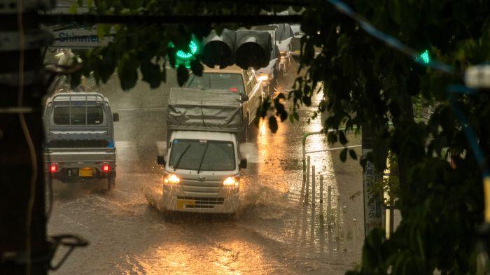 Siap-siap Payung di 7 Wilayah Jatim Besok Imlek, Pagi Bakal Hujan Petir lalu Ringan, Sore Berawan