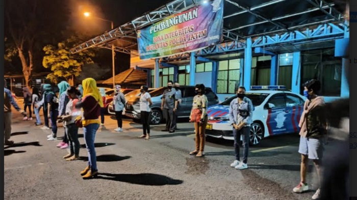 Travel Angkut 18 Wanita Muda NTT Distop PJR Polda Jatim; Meski Dilepas Tetap Disebut Langgar PSBB