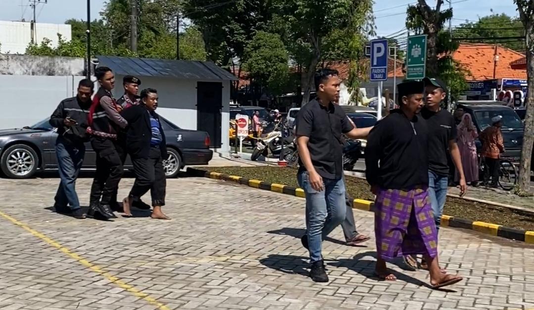 3-pria-bersajam-senjata-tajam-saat-terjadi-keributan-di-halaman-parkir-Mi-Gacoa.jpg