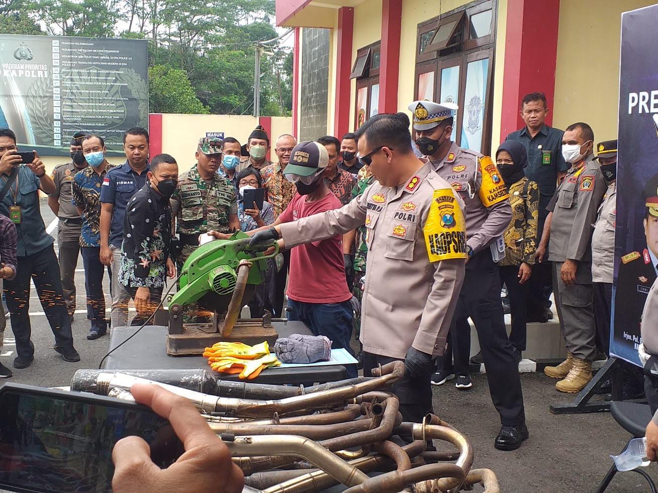 Jelang Tahun Baru 2023, Kapolres Blitar Potong Knalpot Brong, Minuman Keras Juga Ikut Dimusnahkan