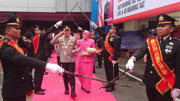 AKBP-Muhammad-Taat-Resdi-bersama-istri-melewati-lorong-pora-saat-prosesi-pelepasan.jpg