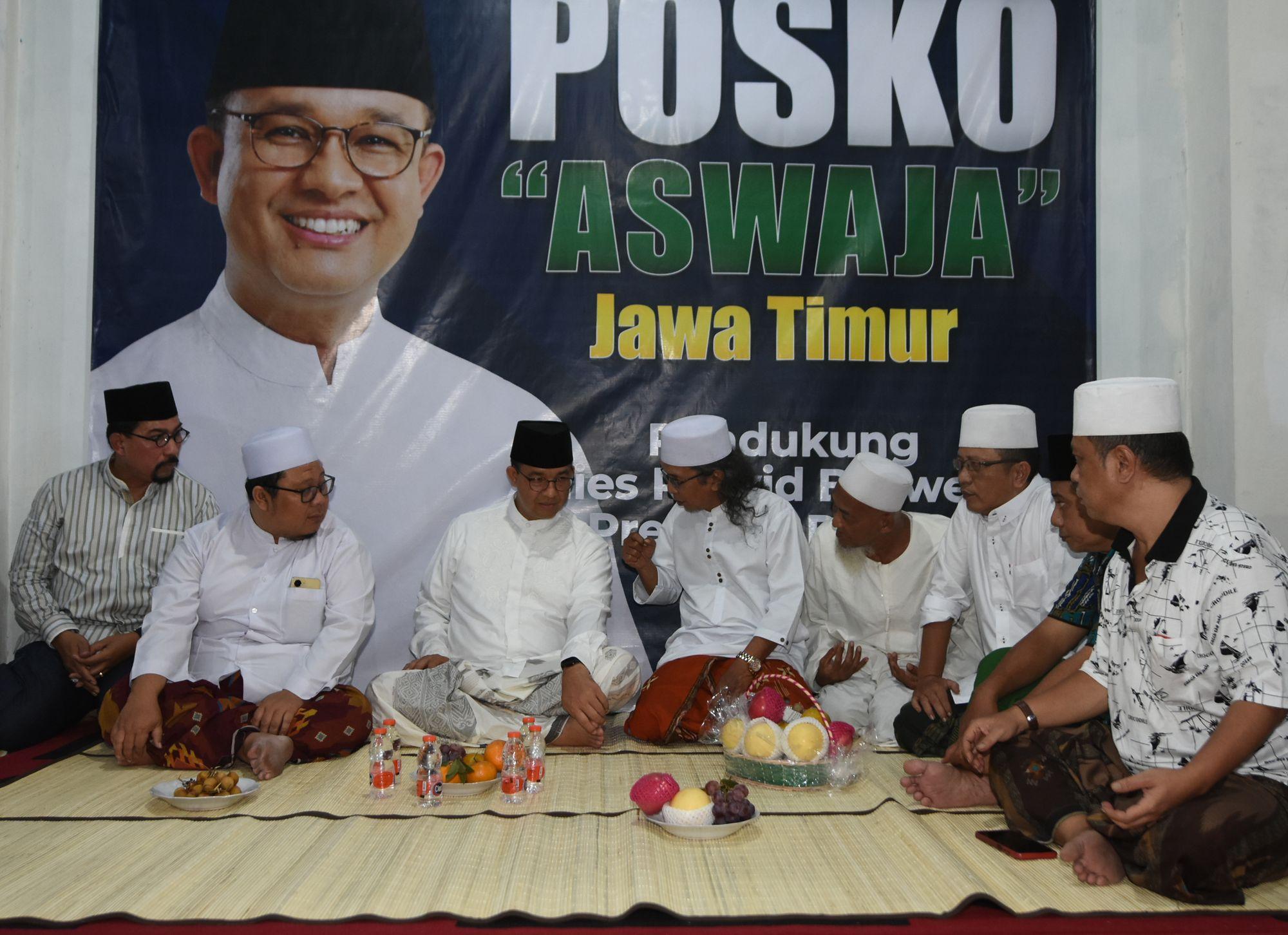ANIES-BERSHOLAWAT-Capres-Anies-Baswedan-berkacamata-didampingi-para-Kyai-Nderosemo.jpg