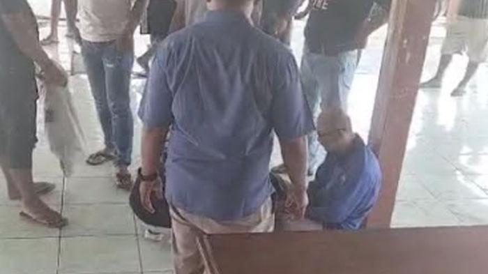 AS-duduk-pakai-baju-biru-usai-diamankan-masyarakat-lantaran-ketahuan-mencuri-kabel-pompa-sibel.jpg