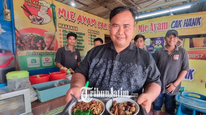 Abdul-Qohar-tengah-pemilik-Mie-Ayam-Hank-Kamis-2512024.jpg