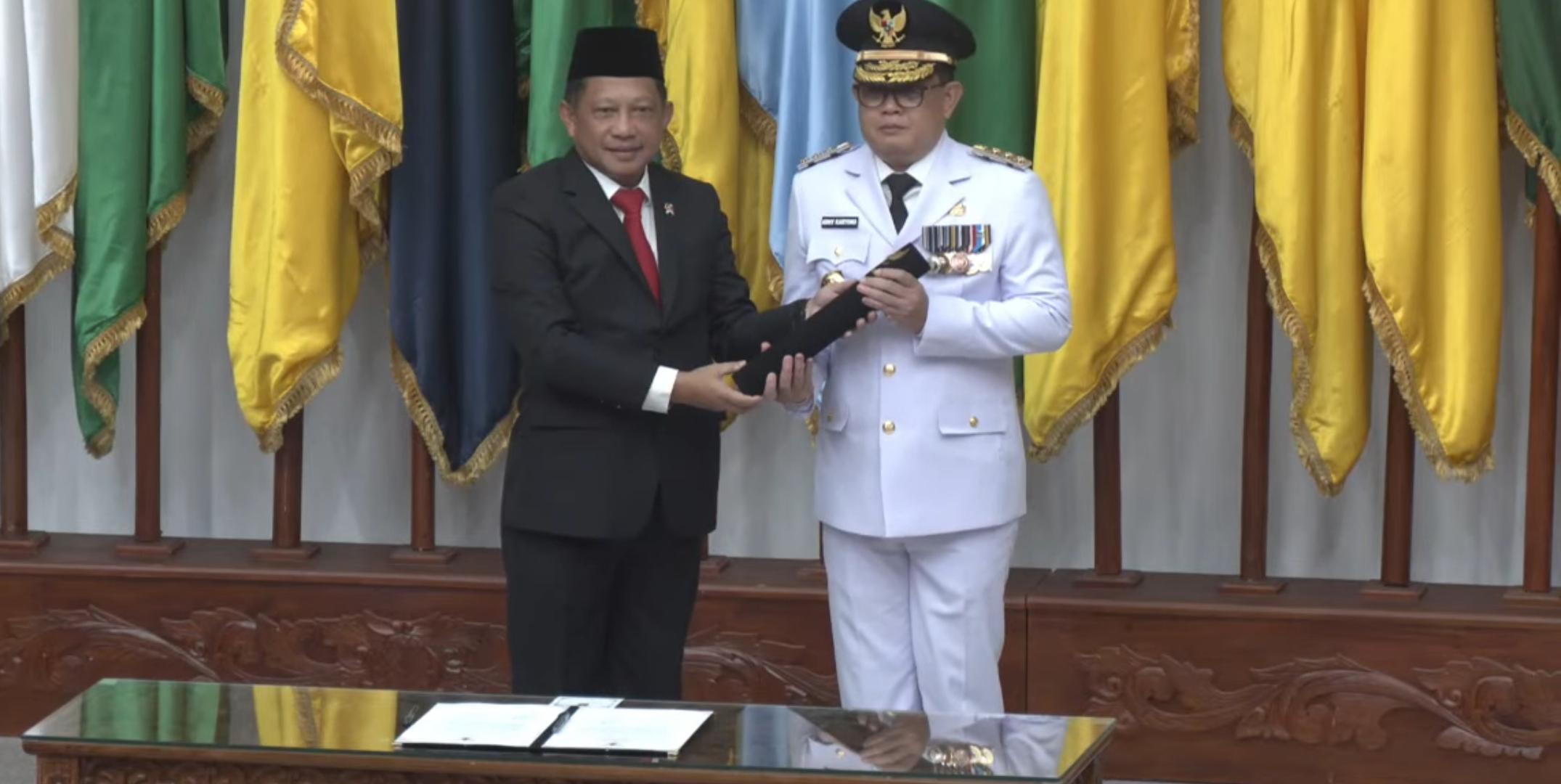 Adhy-Karyono-sebagai-Penjabat-Pj-Gubernur-Jawa-Timur-di-kantor-Kementen.jpg