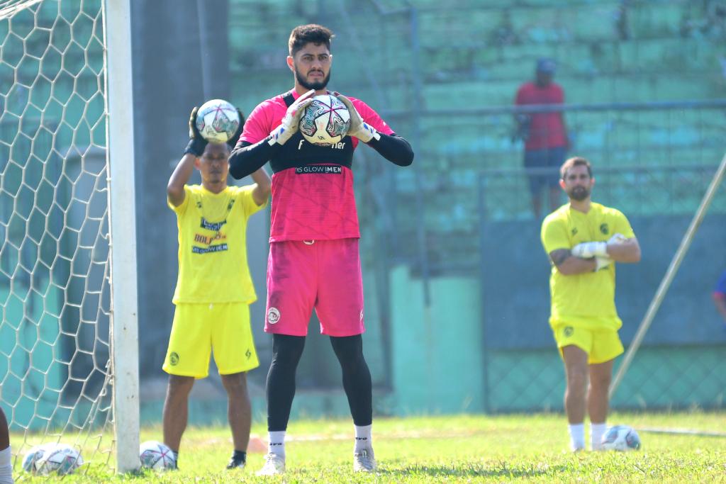 Tengah Berduka, Pelatih Kiper Arema FC Ungkap Profesionalitas Adilson Maringa