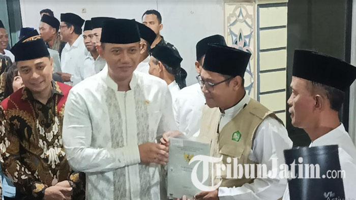 Agus-Harimurti-Yudhoyono-AHY-serahkan-sertifikat-tanah-wakaf-di-Masjid-Nashrulloh.jpg