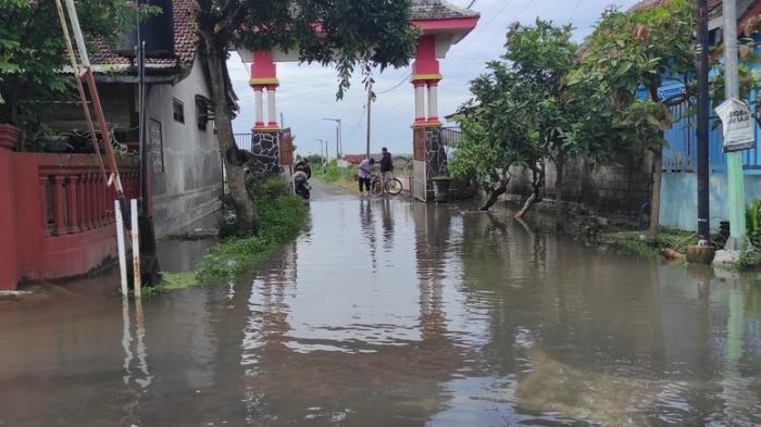 Air-masih-menggenangi-sebagian-jalan-di-Perumahan-Pakunden-Permai-Kota-Blitar.jpg