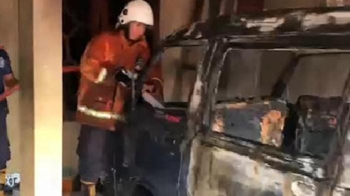 Akibat-Korsleting-kelistrikan-Mobil-Garasi-Rumah-Warga-Mojokerto-Hangus-Terbakar.jpg