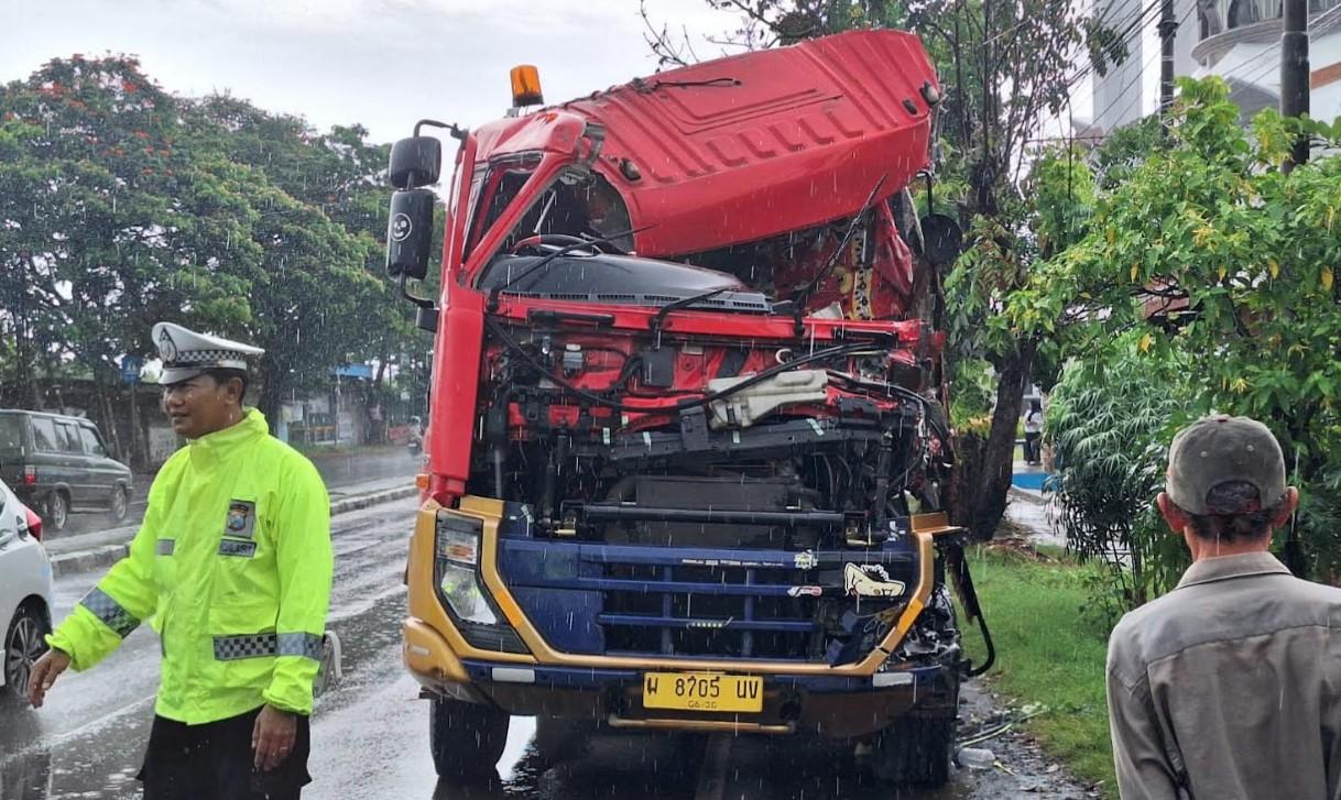 Akibat-ban-depan-kiri-pecah-truk-tangki-truk-tangki.jpg