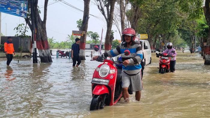 Akses-Benjeng-ke-Balongpanggang-lumpuh-Pemotor-nekat-terobos-banjir-kali-Lamong.jpg