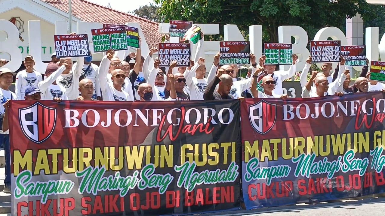 Aksi-cukur-gundul-para-Warga-Pasar-Kota-Bojonegoro.jpg