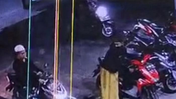 Aksi-komplotan-maling-motor-saat-beraksi-di-area-parkir-Masjid-Darussalam-Bangkalan-Madura.jpg